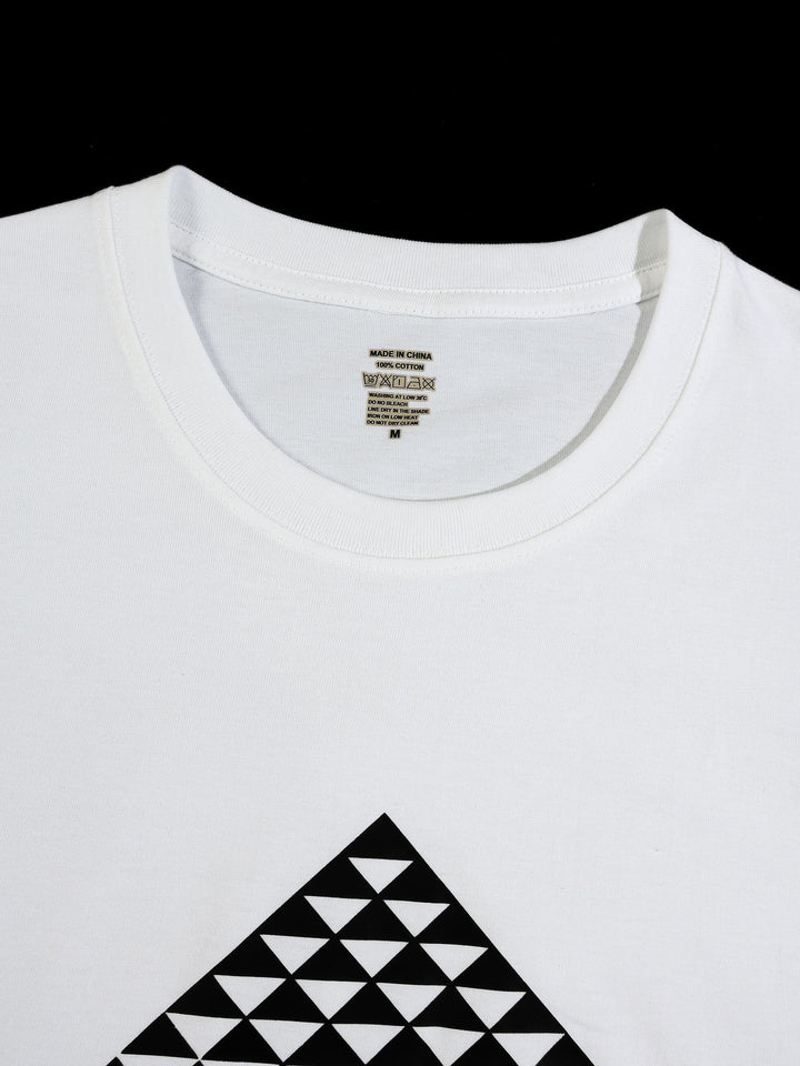 T-shirt à imprimé géométrique blanc, détail original de l'encolure