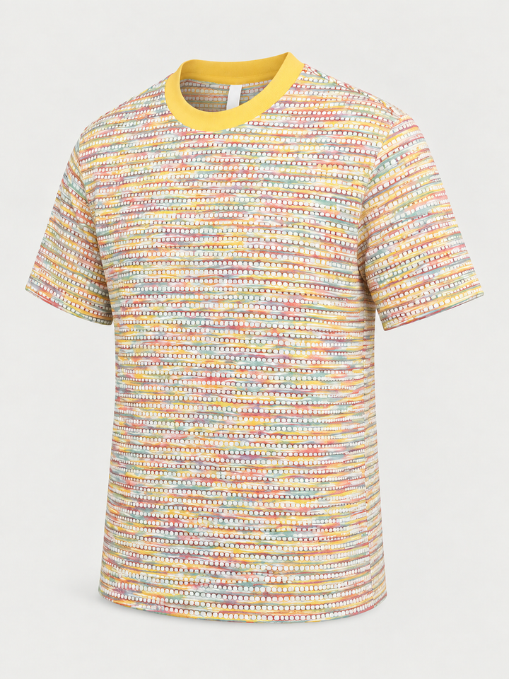 T-shirt de malha com laçadas multicoloridas e gola amarela, peça isolada a três quartos