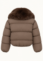 Veste courte matelassée brun foncé à col fourrure, pièce isolée de dos