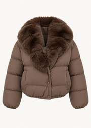 Veste courte matelassée brun foncé à col fourrure, pièce isolée de face