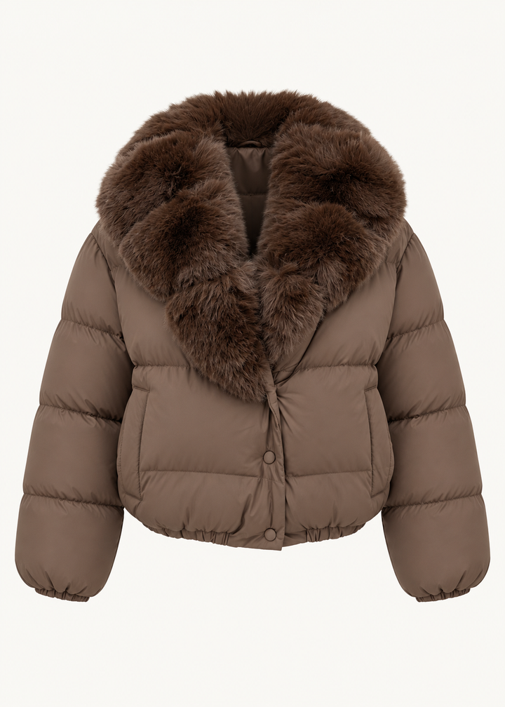 Veste courte matelassée brun foncé à col fourrure, pièce isolée de face
