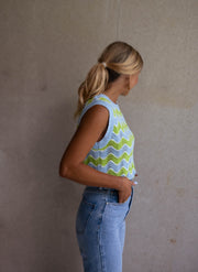 Top crochet ajouré col rond porté par une femme, vue de trois-quarts, profil, jean