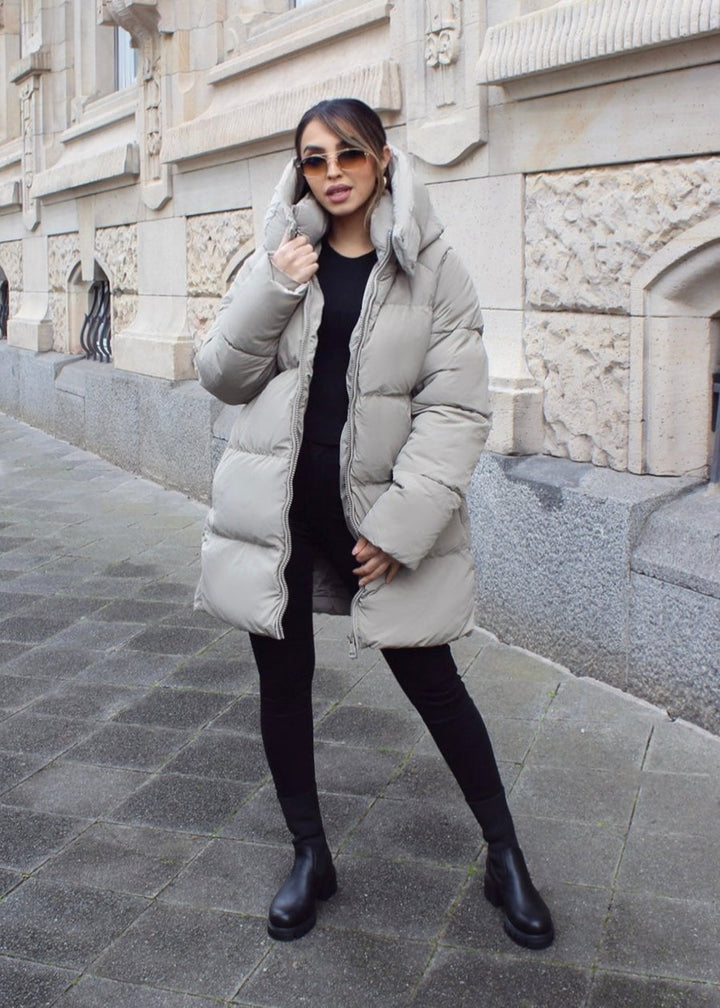 Veste matelassée taupe clair à capuche, vue portée de trois-quarts