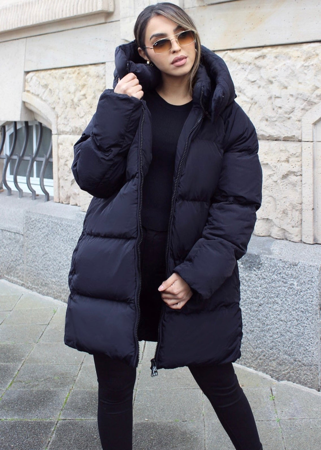 Veste matelassée noire à capuche, vue portée de face