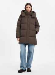 Veste matelassée brune à capuche — vue portée en pied.