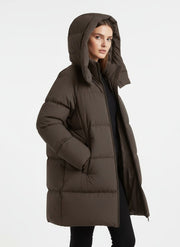 Veste matelassée brune à capuche — vue portée de trois-quarts.