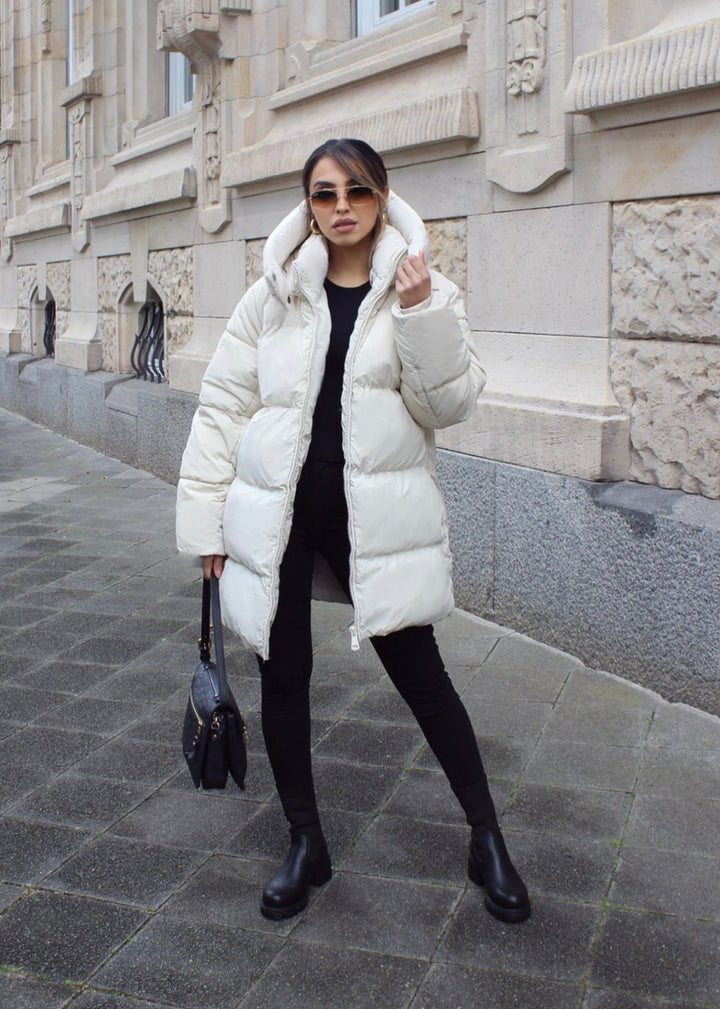 Veste matelassée beige clair à capuche, vue portée de face