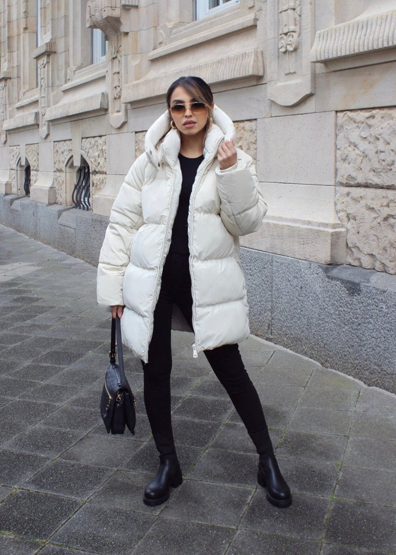 Veste matelassée beige clair à capuche, vue portée de face