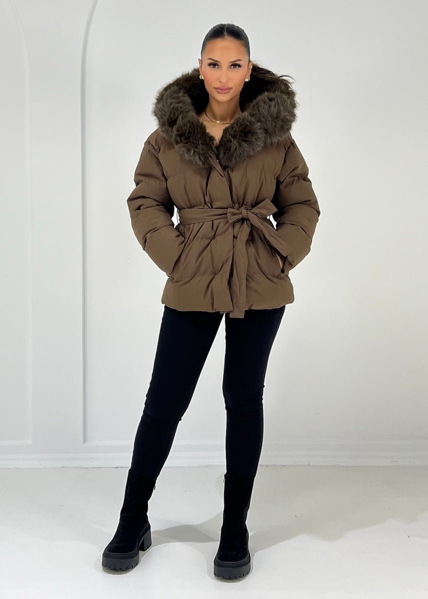 Veste matelassée brune à capuche et ceinture — vue portée en pied.