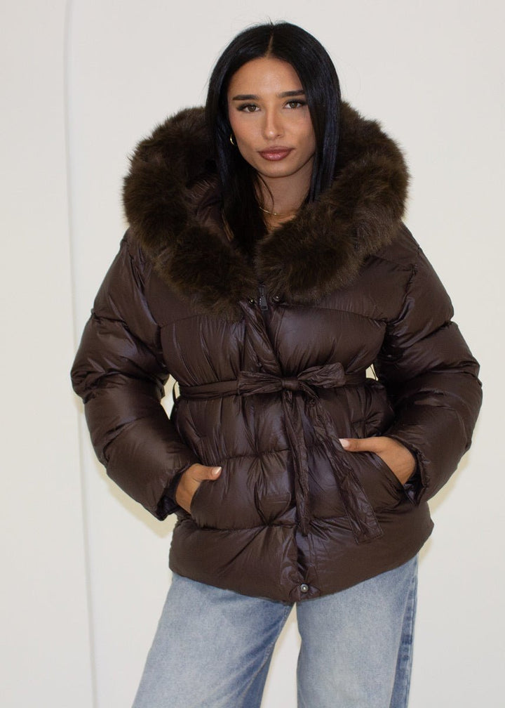Veste matelassée brune à ceinture — vue de face, ceinture nouée.