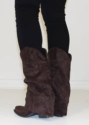 Bottines brun foncé effet daim — vue portée de face, deux jambes, tige froncée