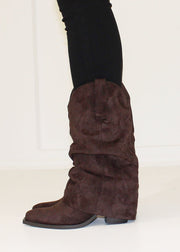 Bottines brun foncé effet daim — vue de profil, bout pointu et talon bas