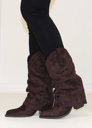 Bottines brun foncé effet daim — vue rapprochée de trois-quarts, sur un legging noir