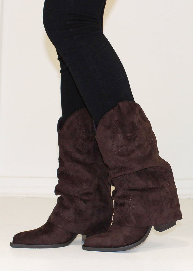 Bottines brun foncé effet daim — vue rapprochée de trois-quarts, sur un legging noir