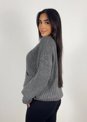 Cardigan maille gris à boutons — vue portée de profil, texture de la maille