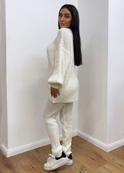 Ensemble maille cardigan et pantalon — vue portée de profil en pied, regard sur le côté