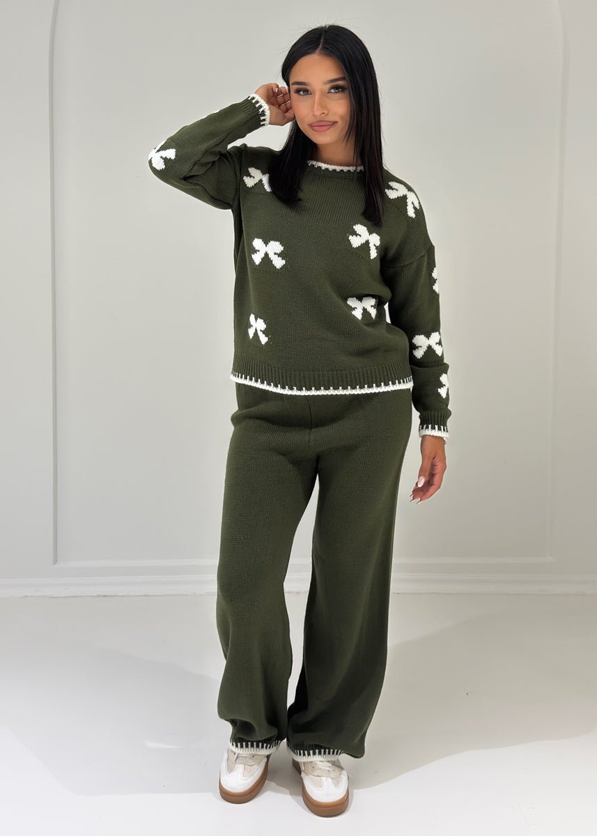 Ensemble maille kaki à nœuds — vue portée en pied, motifs de nœuds blancs, pantalon assorti