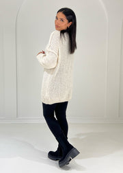 Cardigan beige à structure douce — vue portée en pied, de profil