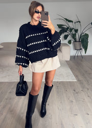 Pull noir à motif structuré — selfie au miroir, vue portée en pied