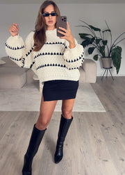 Pull à motif structuré crème — selfie au miroir, vue portée en pied, bottes hautes noires