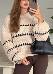 Pull beige à rayures texturées — détail de la maille et des rayures.