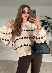 Pull beige à rayures texturées — vue portée de trois-quarts.