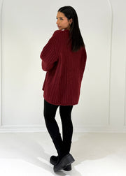 Pull ample rouge foncé — vue portée de profil, longueur mi-cuisse