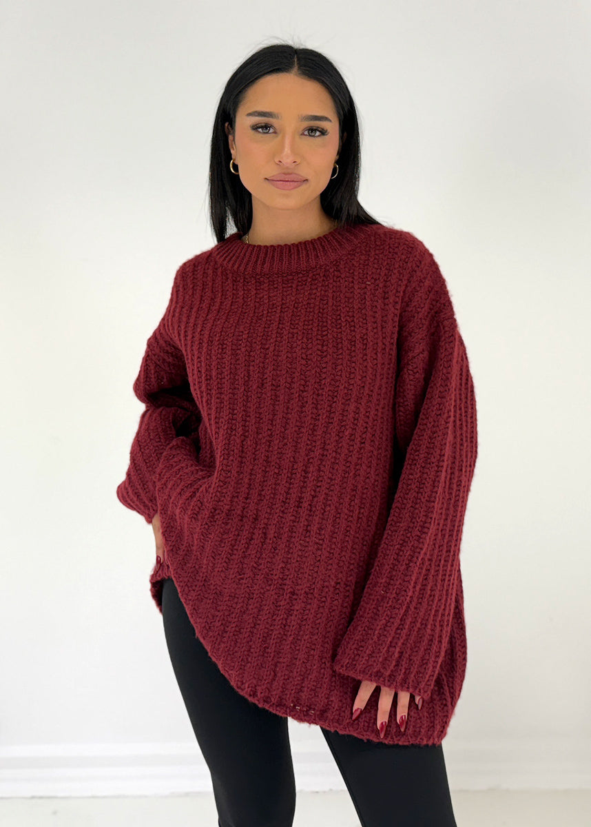 Pull ample rouge foncé — vue portée de face, col rond haut, legging noir et bottes épaisses