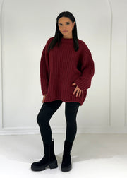 Pull ample rouge foncé — vue portée de face, autre pose, côtes verticales