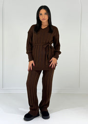 Ensemble brun maille col V — vue portée en pied, pantalon côtelé assorti et bottes noires épaisses