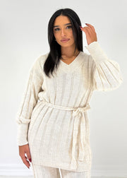 Ensemble maille beige col V — vue portée de face, plan moyen sur l'encolure en V et la ceinture