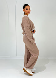 Ensemble taupe cardigan et pantalon — vue de profil.