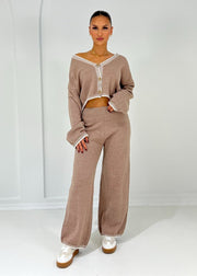 Ensemble taupe cardigan et pantalon — vue portée de face.