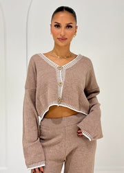 Ensemble taupe cardigan et pantalon — détail du cardigan et de la taille du pantalon.