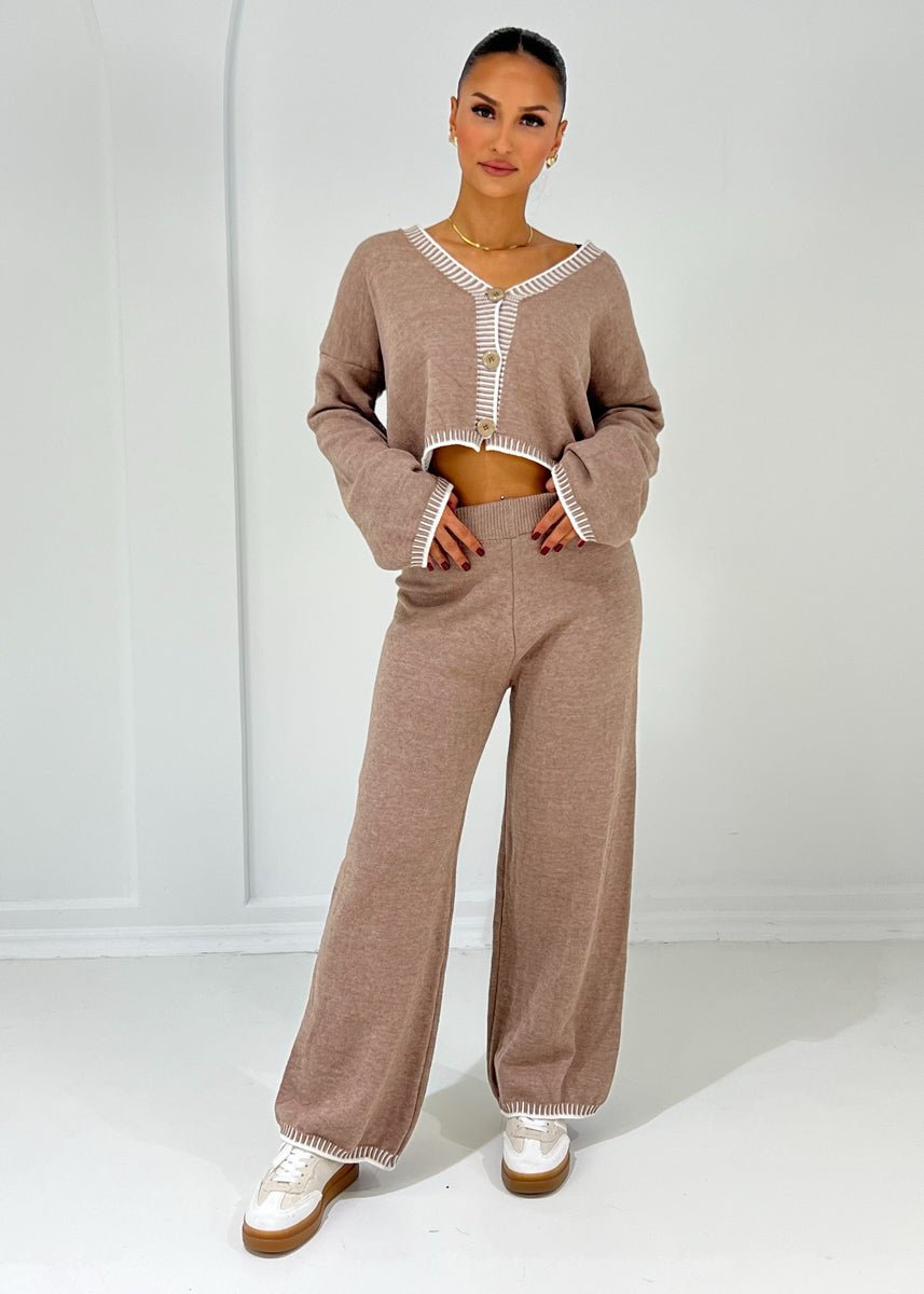 Ensemble taupe cardigan et pantalon — vue portée de l’ensemble.