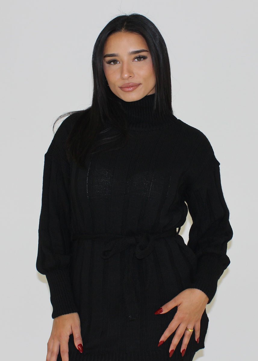 Ensemble maille noir col roulé — vue rapprochée de face, maille côtelée et ceinture à la taille
