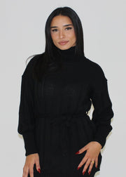 Ensemble maille noir col roulé — vue rapprochée de face, maille côtelée et ceinture à la taille