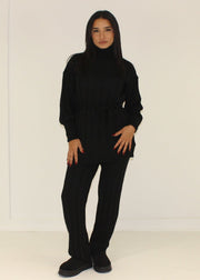 Ensemble maille noir col roulé — vue portée en pied, pantalon assorti et bottes noires