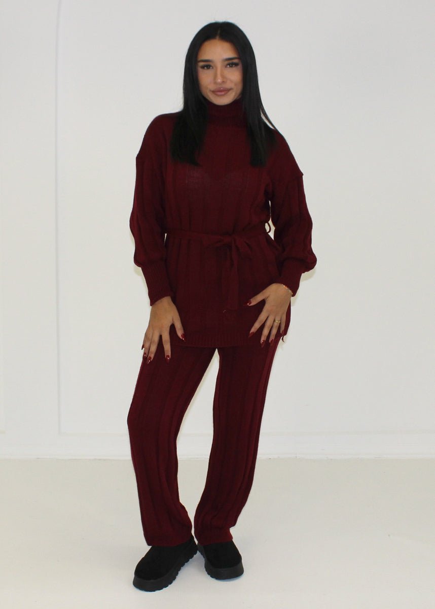 Ensemble maille bordeaux col roulé — vue portée en pied, ceinture nouée à la taille