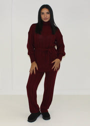 Ensemble maille bordeaux col roulé — vue portée en pied, ceinture nouée à la taille