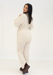 Ensemble maille beige col roulé — vue portée de profil en pied, pantalon assorti et bottes foncées