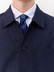 Surchemise bleu marine — gros plan du col et du premier bouton