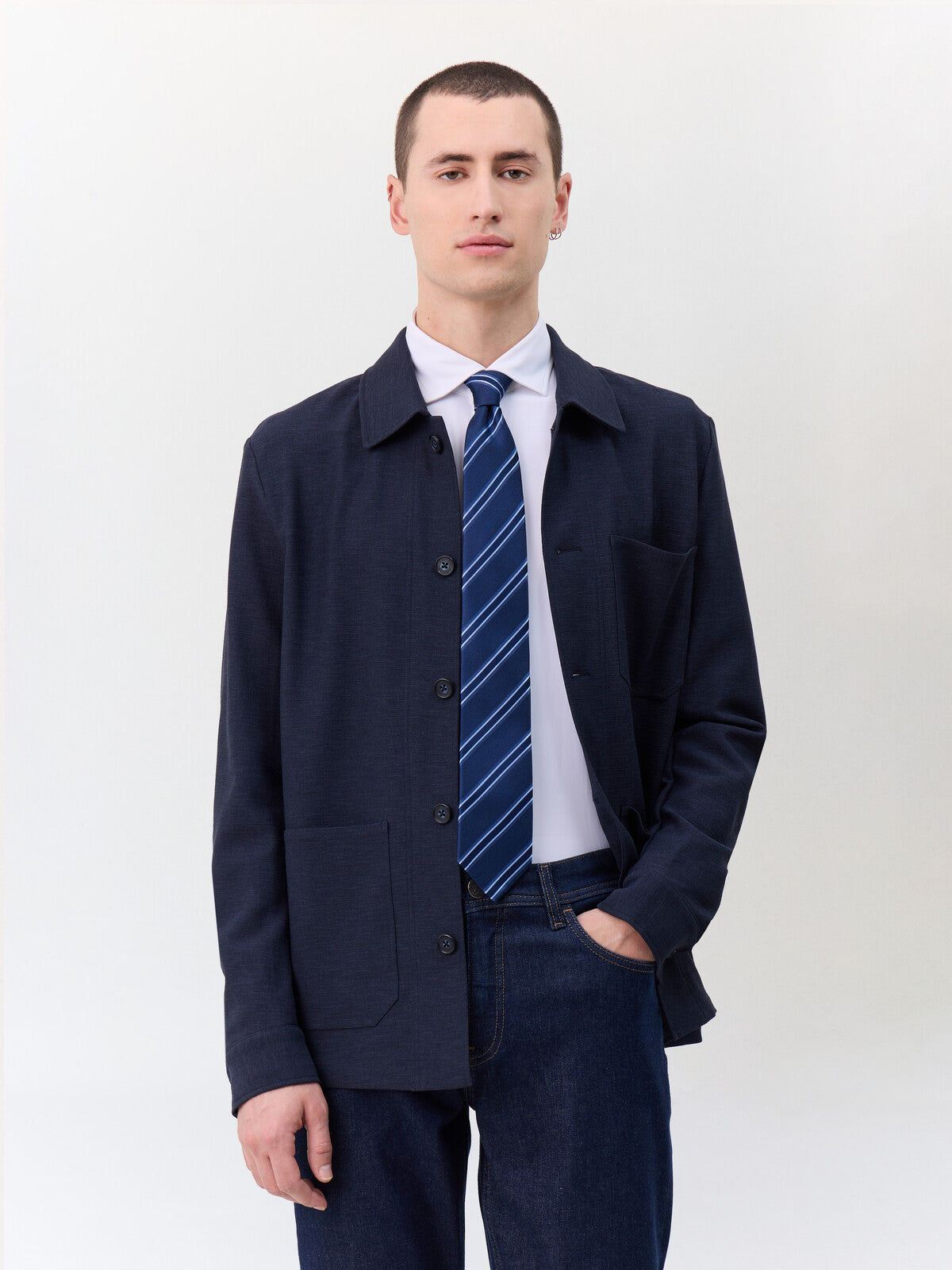 Surchemise bleu marine — vue portée, ouverte sur chemise et cravate