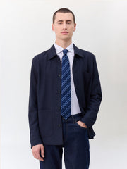 Surchemise bleu marine — vue portée, ouverte sur chemise et cravate