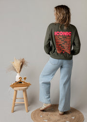 Sweat fin en coton porté par une femme, vue de dos, inscription rouge au dos