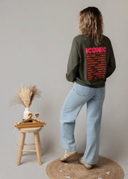 Sweat fin en coton porté par une femme, vue de dos, tabouret, jean