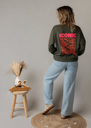 Sweat fin en coton porté par une femme, vue de dos, inscription rouge au dos, jean