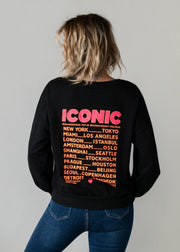 Sweat fin en molleton porté par une femme, vue de dos, inscription colorée au dos