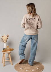 Sweat molletonné imprimé au dos porté par une femme, vue de dos, imprimé dans le dos, jean large