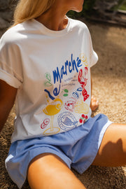 T-shirt imprimé col rond porté par une femme, vue rapprochée, imprimé coloré, main sur la hanche